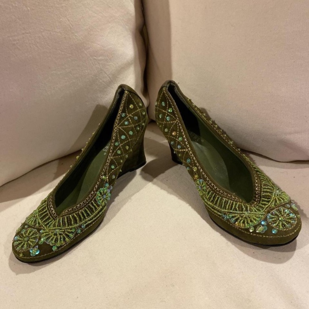 Newport News green handmade embroidery high wedge heels shoes sz 8